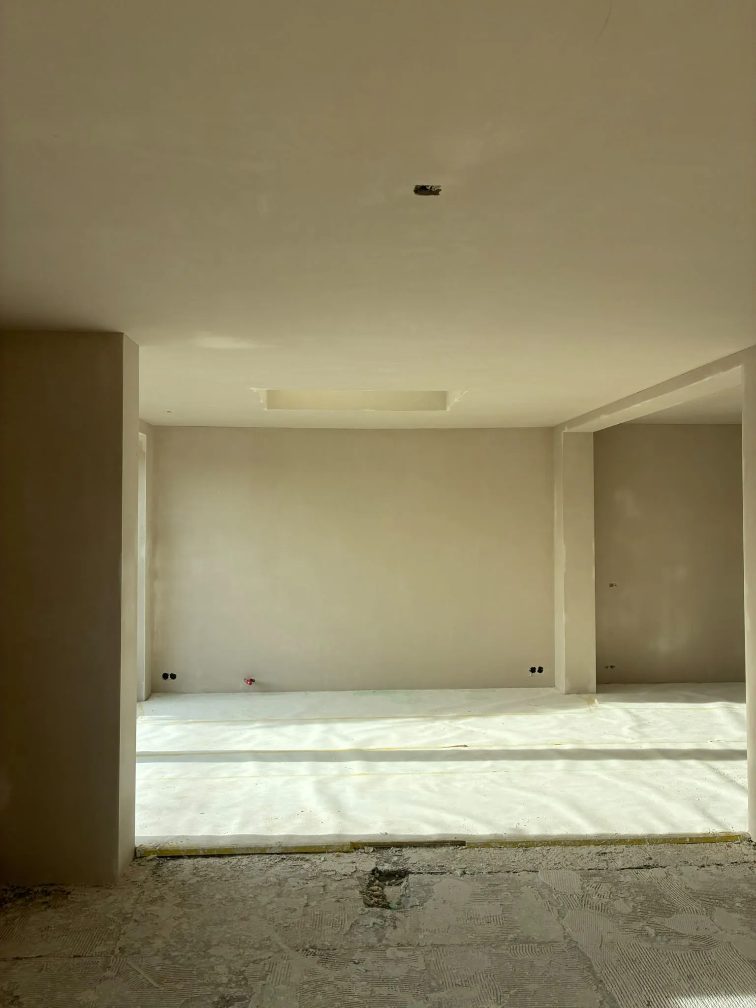 Open ruimte met glad gestukadoorde wanden en plafond